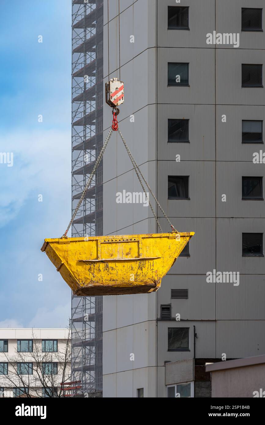 Vieux bac jaune suspendu aux chaînes Banque D'Images