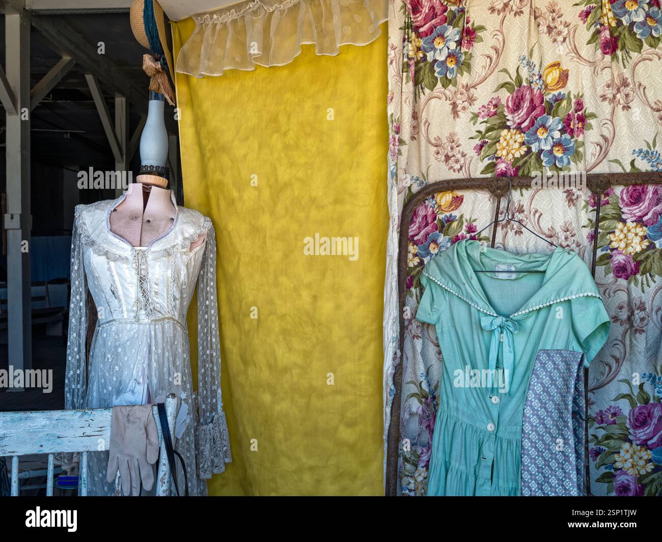 Des robes antiques sont suspendues à la fenêtre d'un magasin abandonné Banque D'Images