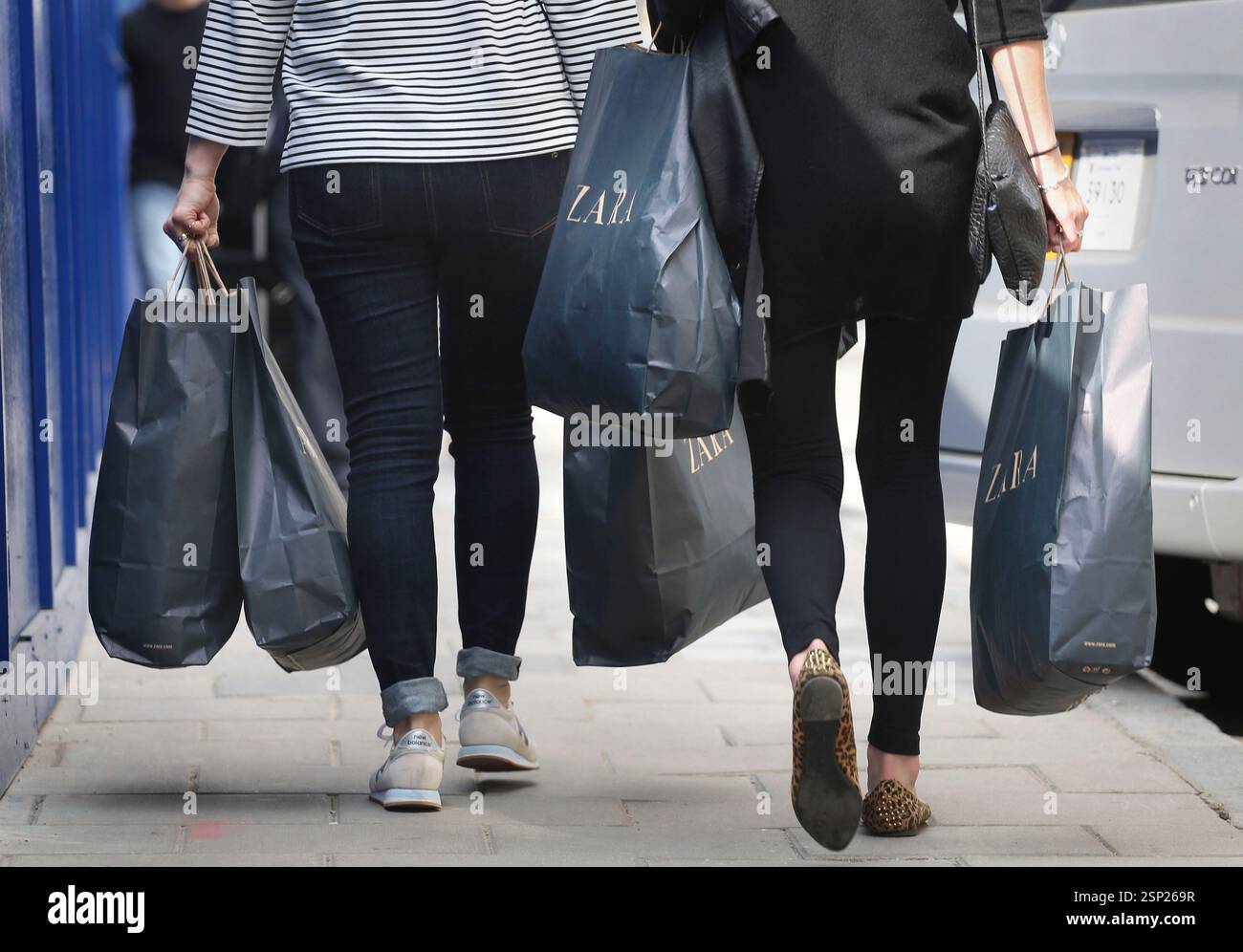 Photo de dossier datée du 15/09/14 des shoppers dans le centre de Londres. Les détaillants écossais ont bénéficié d’un coup de pouce commercial le mois dernier, les acheteurs ayant profité des ventes de janvier, selon les derniers chiffres. Date d'émission : vendredi 14 février 2025. Banque D'Images