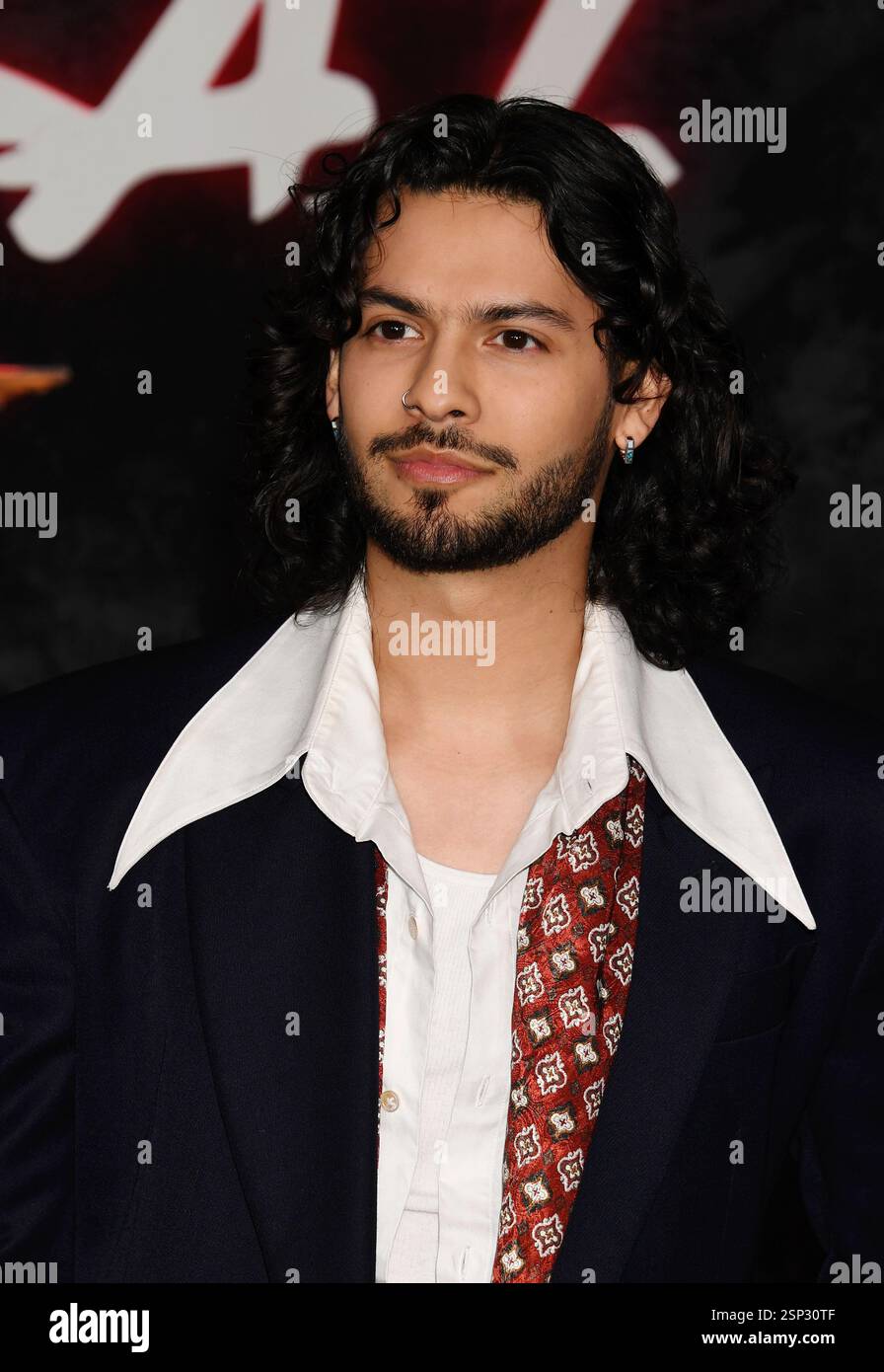 LOS ANGELES, CALIFORNIE - 12 FÉVRIER : Xolo Maridueña assiste à la première finale de la série Cobra Kai de Netflix au Egyptian Theatre Hollywood on Banque D'Images