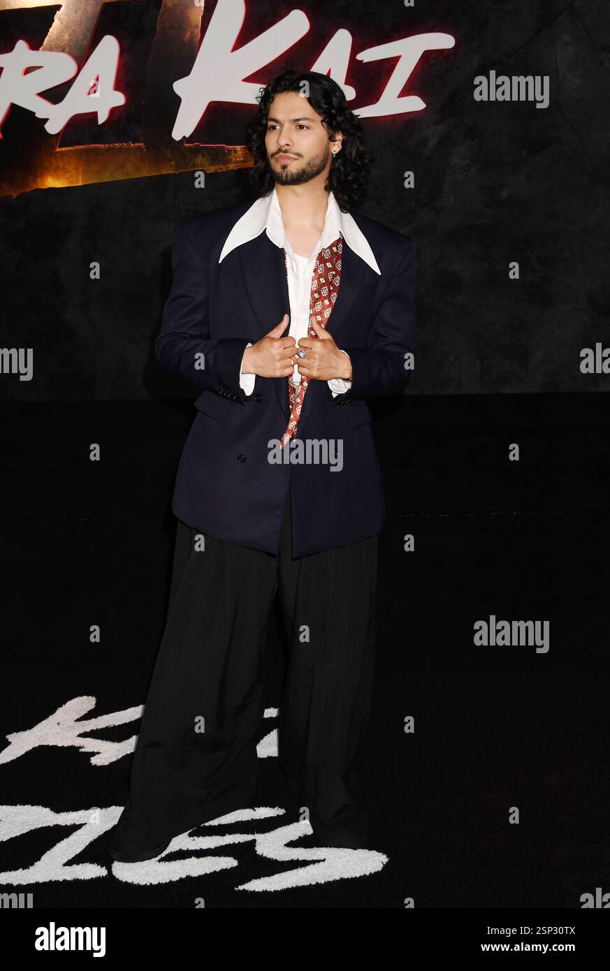 LOS ANGELES, CALIFORNIE - 12 FÉVRIER : Xolo Maridueña assiste à la première finale de la série Cobra Kai de Netflix au Egyptian Theatre Hollywood on Banque D'Images