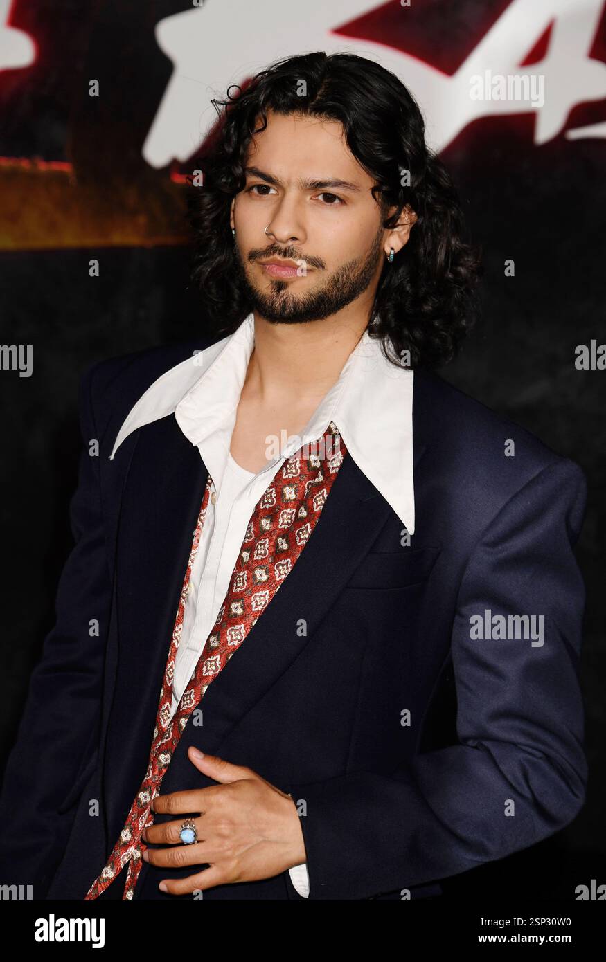 LOS ANGELES, CALIFORNIE - 12 FÉVRIER : Xolo Maridueña assiste à la première finale de la série Cobra Kai de Netflix au Egyptian Theatre Hollywood on Banque D'Images