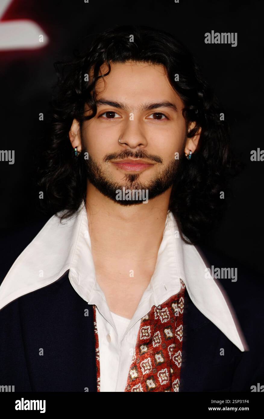 LOS ANGELES, CALIFORNIE - 12 FÉVRIER : Xolo Maridueña assiste à la première finale de la série Cobra Kai de Netflix au Egyptian Theatre Hollywood on Banque D'Images