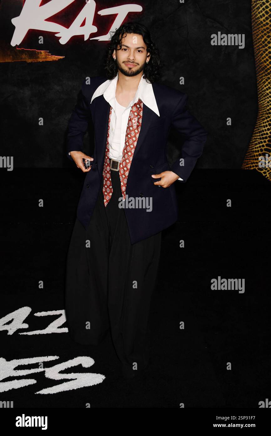 LOS ANGELES, CALIFORNIE - 12 FÉVRIER : Xolo Maridueña assiste à la première finale de la série Cobra Kai de Netflix au Egyptian Theatre Hollywood on Banque D'Images