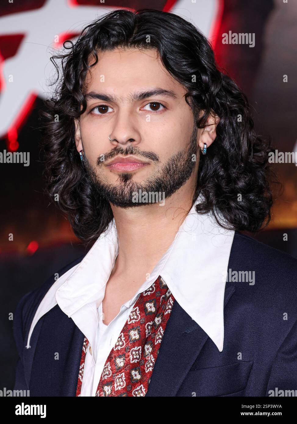 HOLLYWOOD, LOS ANGELES, CALIFORNIE, États-Unis - 12 FÉVRIER : Xolo Mariduena arrive à la première à Los Angeles de la finale de la série 'Cobra Kai' de la saison 6 part 3 de Netflix qui se tient au Théâtre égyptien Hollywood le 12 février 2025 à Hollywood, Los Angeles, Californie, États-Unis. (Photo de Xavier Collin/image Press Agency) Banque D'Images