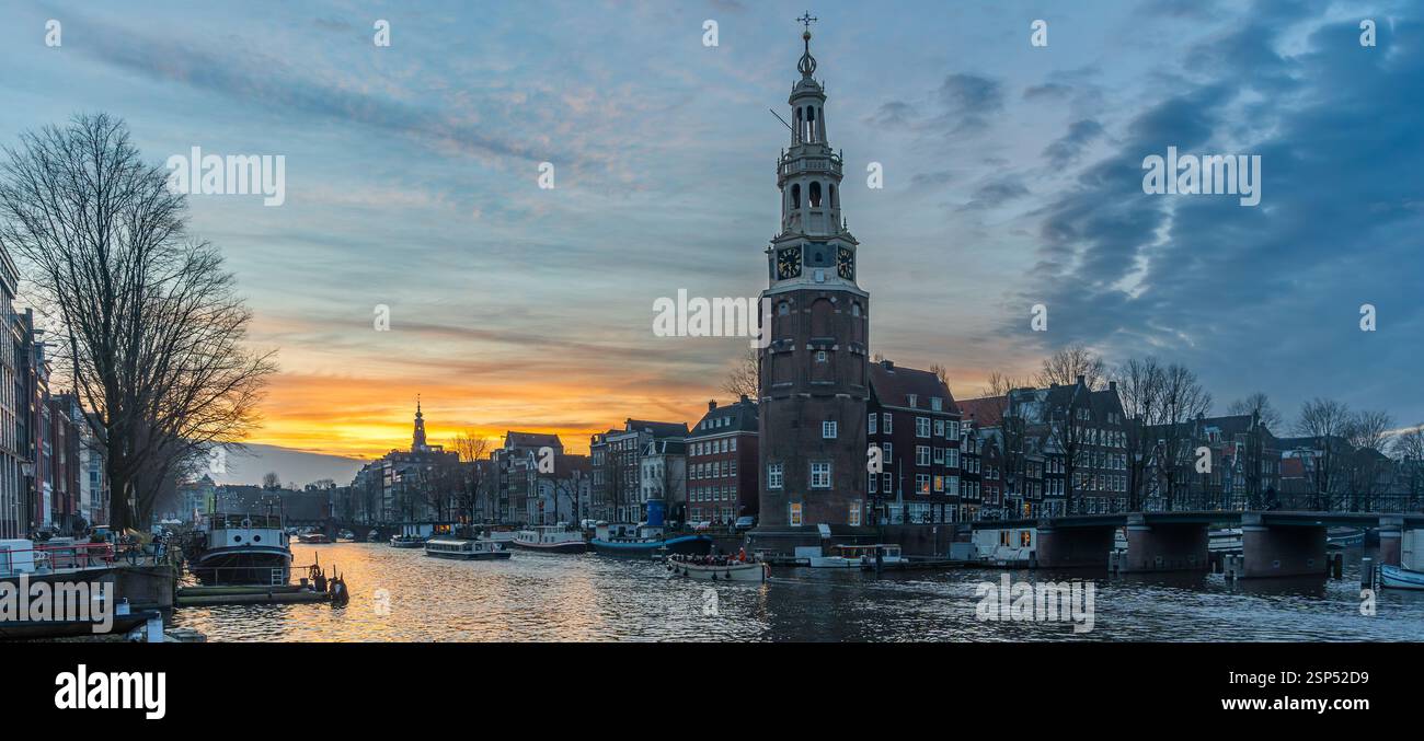 Amsterdam by Sunset, l'emblématique Tour Montelbaan au milieu des canaux et des maisons hollandaises pittoresques Banque D'Images