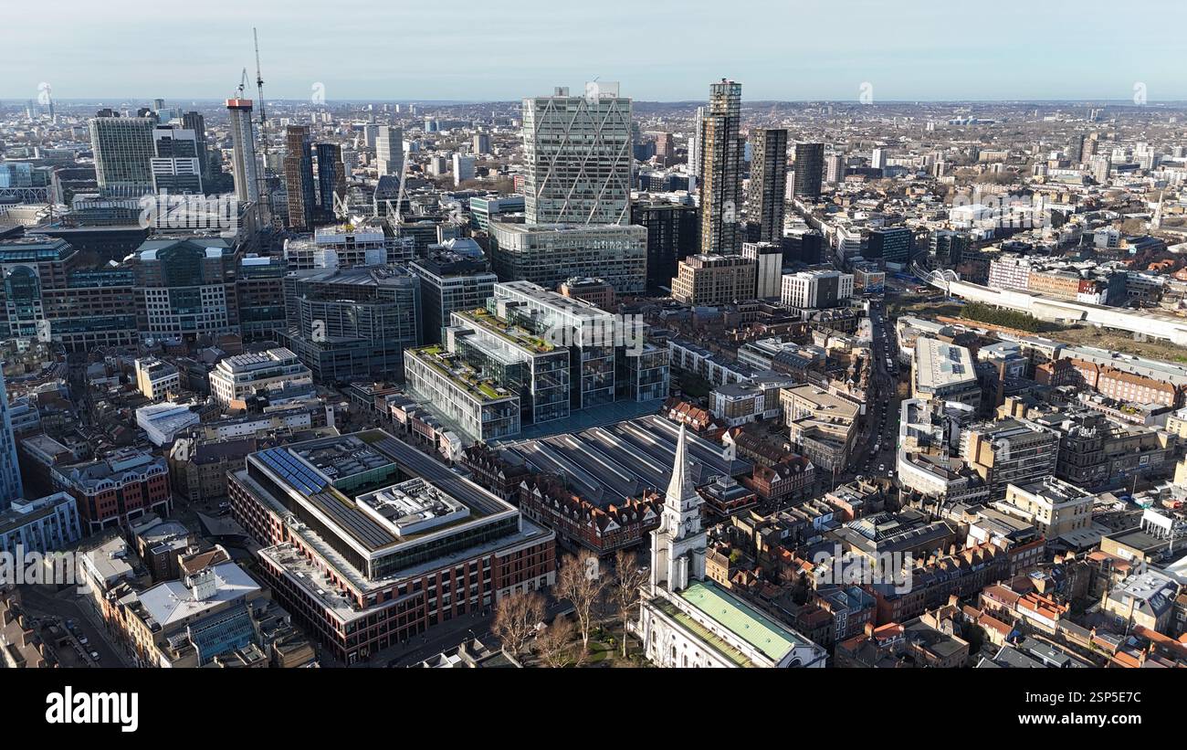 Christ Church Spitalfields, bâtiment de marché en arrière-plan East London, drone, aérien Banque D'Images