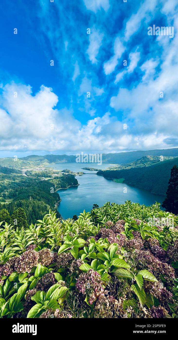 Sete Cidades à Lagoa sur l'île de São Miguel est une caldeira volcanique pittoresque avec deux lacs connectés - Lagoa Azul et Lagoa Verde, qui capti Banque D'Images