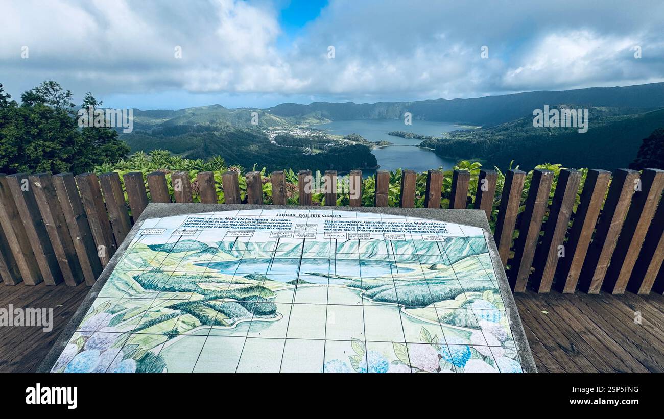 Sete Cidades à Lagoa sur l'île de São Miguel est une caldeira volcanique pittoresque avec deux lacs connectés - Lagoa Azul et Lagoa Verde, qui capti Banque D'Images