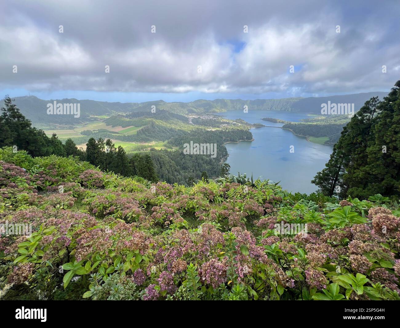 Sete Cidades à Lagoa sur l'île de São Miguel est une caldeira volcanique pittoresque avec deux lacs connectés - Lagoa Azul et Lagoa Verde, qui capti Banque D'Images