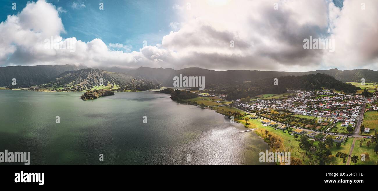 Sete Cidades à Lagoa sur l'île de São Miguel est une caldeira volcanique pittoresque avec deux lacs connectés - Lagoa Azul et Lagoa Verde, qui capti Banque D'Images