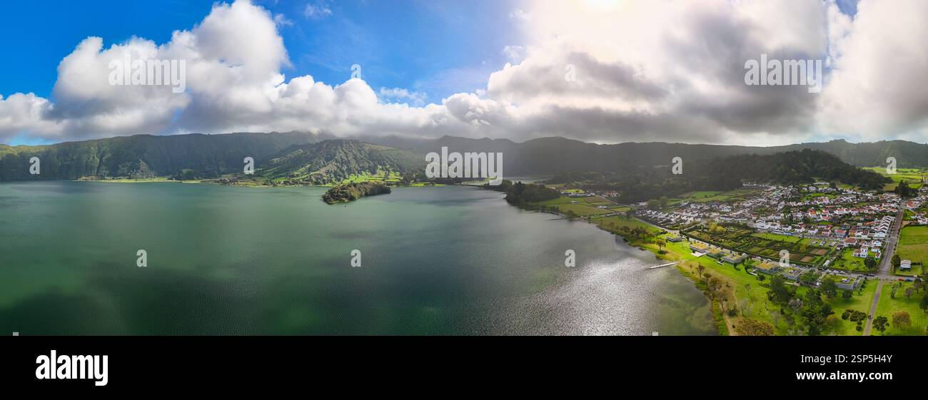 Sete Cidades à Lagoa sur l'île de São Miguel est une caldeira volcanique pittoresque avec deux lacs connectés - Lagoa Azul et Lagoa Verde, qui capti Banque D'Images