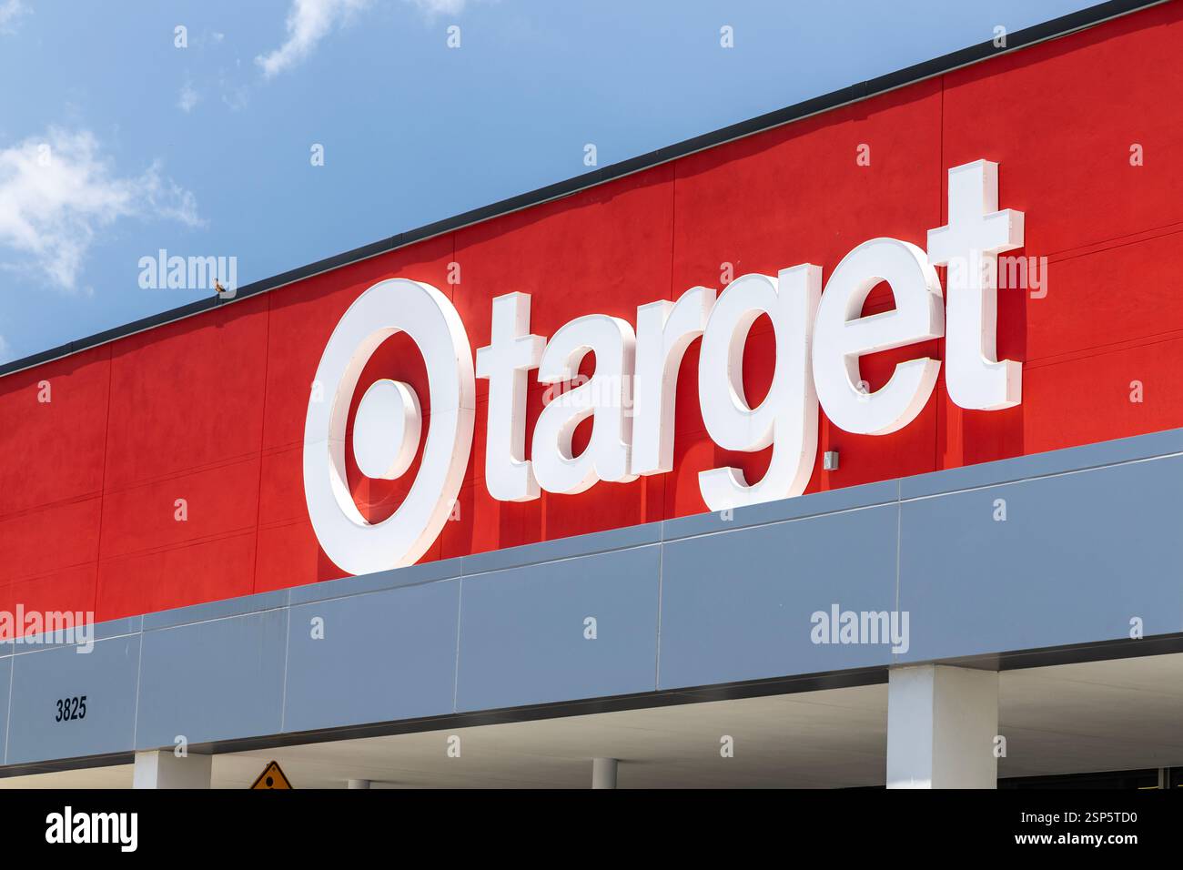 Logo au-dessus de l'entrée d'un supermarché Target, Miami, Floride, États-Unis Banque D'Images
