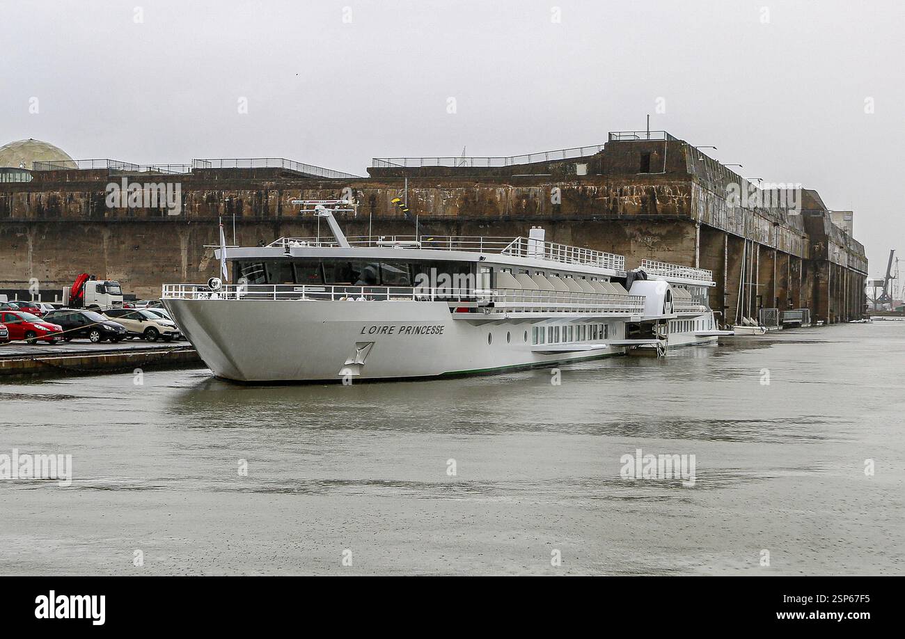 Bateau de croisière fluviale à roues à aubes unique MS LOIRE PRINCESSE, St Nazaire, France (CroisiEurope Travel) - croisières sur la loire, le dernier fleuve sauvage français Banque D'Images