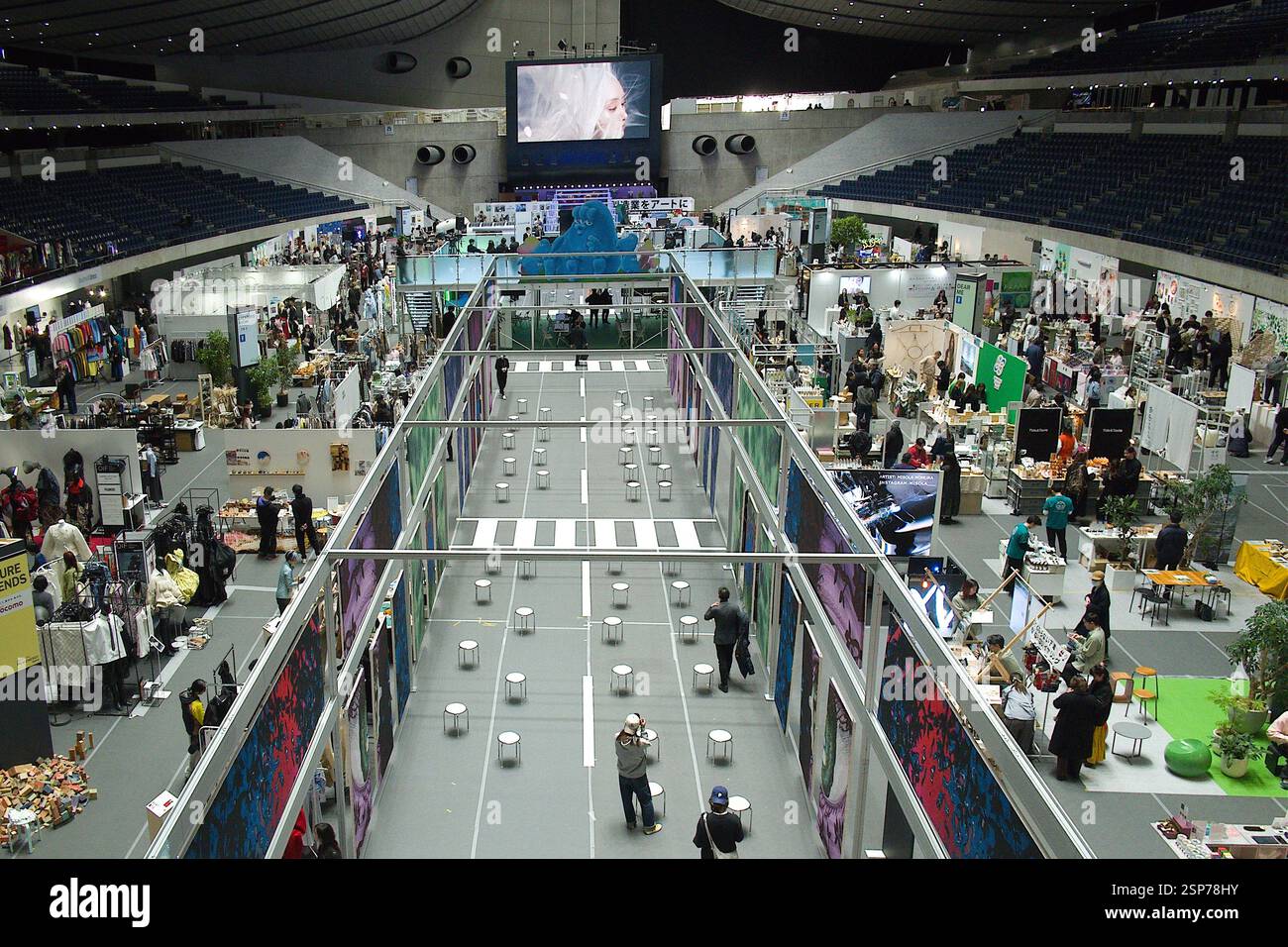 2025/02/14, Tokyo, NEW ENERGY est un festival de création de plus de 400 groupes et objets merveilleux, des choses et des personnes du Japon et du monde entier. En plus des expositions spéciales de créateurs uniques, il y aura une grande variété de contenus tels que shopping, talk-shows et spectacles artistiques. En tant que plate-forme de rencontres diverses, l'événement a attiré l'attention de nombreuses personnes de tous âges et de tous genres. Cette nouvelle énergie a lieu le 2025/02/14-16. Crédit : Michael Steinebach/AFLO/Alamy Live News Banque D'Images