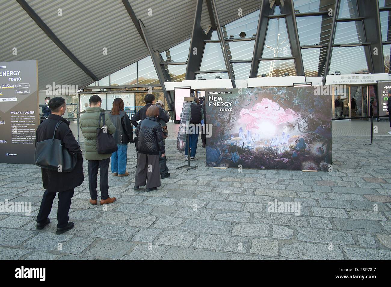 2025/02/14, Tokyo, NEW ENERGY est un festival de création de plus de 400 groupes et objets merveilleux, des choses et des personnes du Japon et du monde entier. En plus des expositions spéciales de créateurs uniques, il y aura une grande variété de contenus tels que shopping, talk-shows et spectacles artistiques. En tant que plate-forme de rencontres diverses, l'événement a attiré l'attention de nombreuses personnes de tous âges et de tous genres. Cette nouvelle énergie a lieu le 2025/02/14-16. Crédit : Michael Steinebach/AFLO/Alamy Live News Banque D'Images
