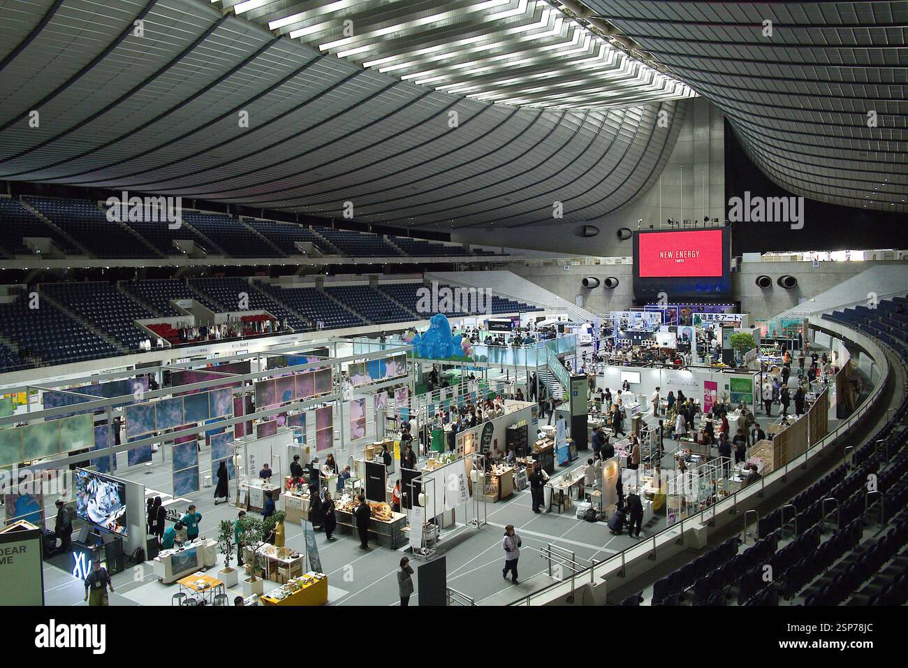 2025/02/14, Tokyo, NEW ENERGY est un festival de création de plus de 400 groupes et objets merveilleux, des choses et des personnes du Japon et du monde entier. En plus des expositions spéciales de créateurs uniques, il y aura une grande variété de contenus tels que shopping, talk-shows et spectacles artistiques. En tant que plate-forme de rencontres diverses, l'événement a attiré l'attention de nombreuses personnes de tous âges et de tous genres. Cette nouvelle énergie a lieu le 2025/02/14-16. Crédit : Michael Steinebach/AFLO/Alamy Live News Banque D'Images