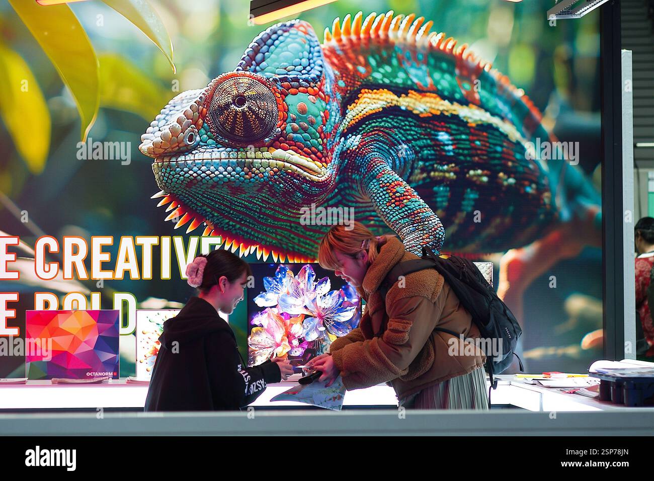 2025/02/14, Tokyo, NEW ENERGY est un festival de création de plus de 400 groupes et objets merveilleux, des choses et des personnes du Japon et du monde entier. En plus des expositions spéciales de créateurs uniques, il y aura une grande variété de contenus tels que shopping, talk-shows et spectacles artistiques. En tant que plate-forme de rencontres diverses, l'événement a attiré l'attention de nombreuses personnes de tous âges et de tous genres. Cette nouvelle énergie a lieu le 2025/02/14-16. Crédit : Michael Steinebach/AFLO/Alamy Live News Banque D'Images