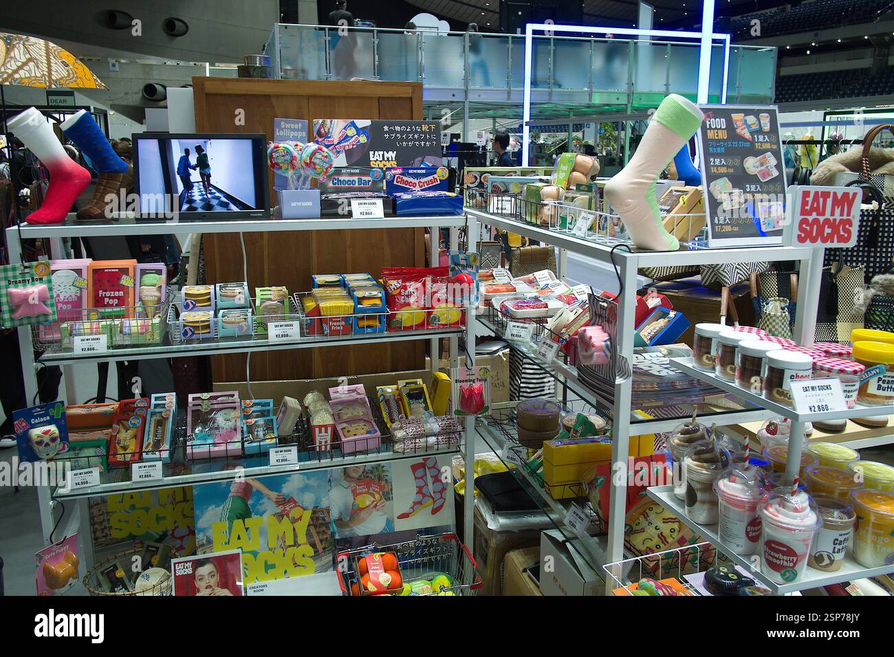 2025/02/14, Tokyo, NEW ENERGY est un festival de création de plus de 400 groupes et objets merveilleux, des choses et des personnes du Japon et du monde entier. En plus des expositions spéciales de créateurs uniques, il y aura une grande variété de contenus tels que shopping, talk-shows et spectacles artistiques. En tant que plate-forme de rencontres diverses, l'événement a attiré l'attention de nombreuses personnes de tous âges et de tous genres. Cette nouvelle énergie a lieu le 2025/02/14-16. Crédit : Michael Steinebach/AFLO/Alamy Live News Banque D'Images