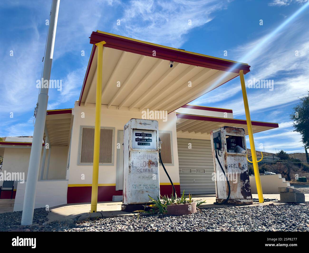 Station-service vintage Arizona avec des pompes à carburant rouillées sous le ciel bleu Banque D'Images