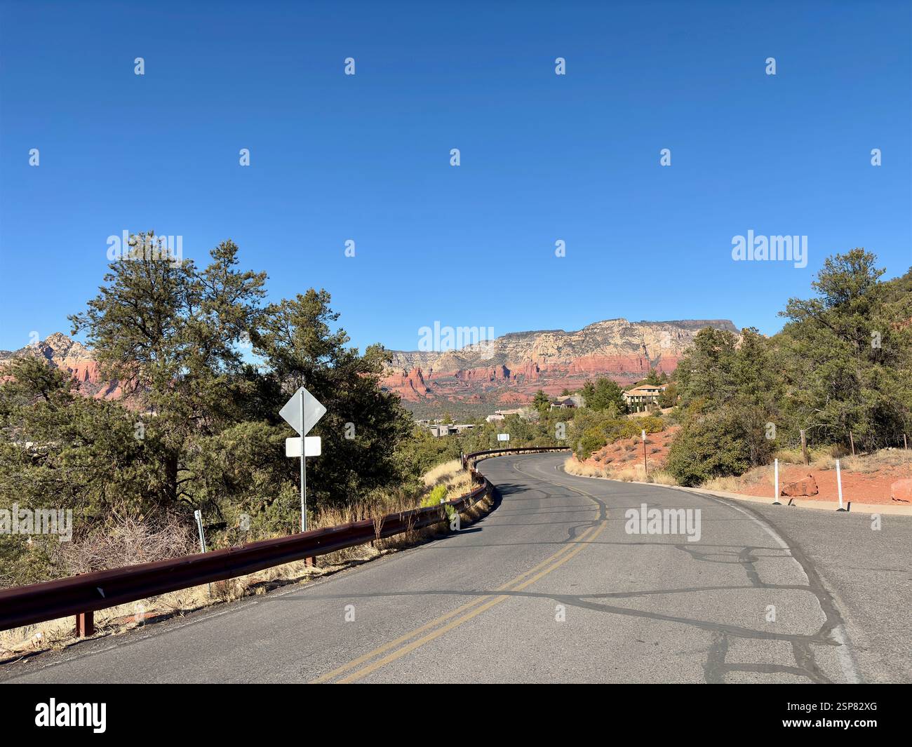 Route sinueuse à Sedona, Arizona, avec des montagnes de roche rouge, ciel clair Banque D'Images
