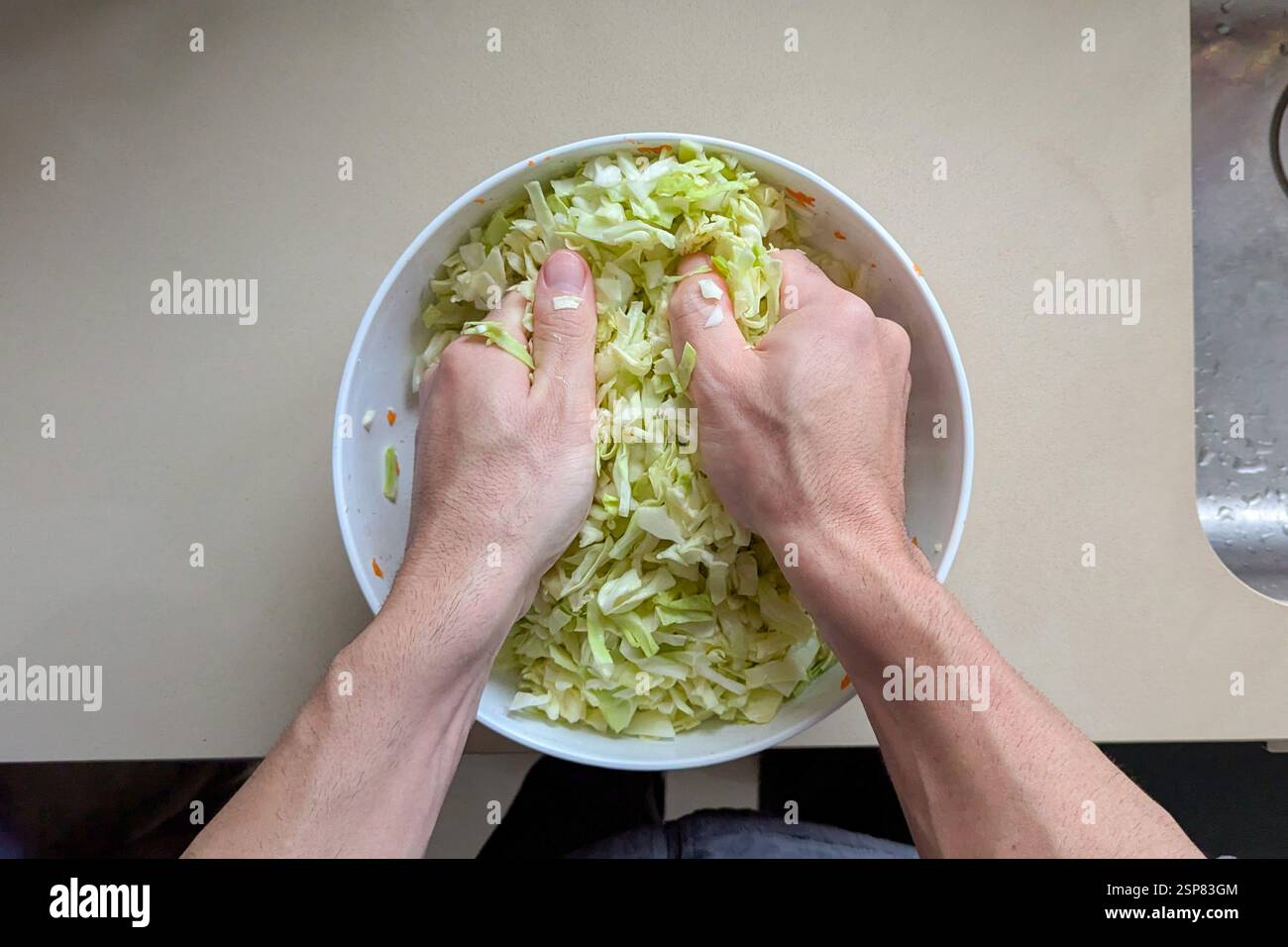 Les feuilles de chou transforment un plat simple en délice croquant, plat reflétant une préparation minimale, vue de dessus Banque D'Images