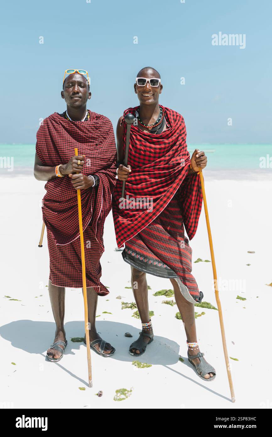 Amis Masai avec des lunettes de soleil heureux ensemble. Banque D'Images Amis Masai avec des lunettes de soleil heureux ensemble. Banque D'Images