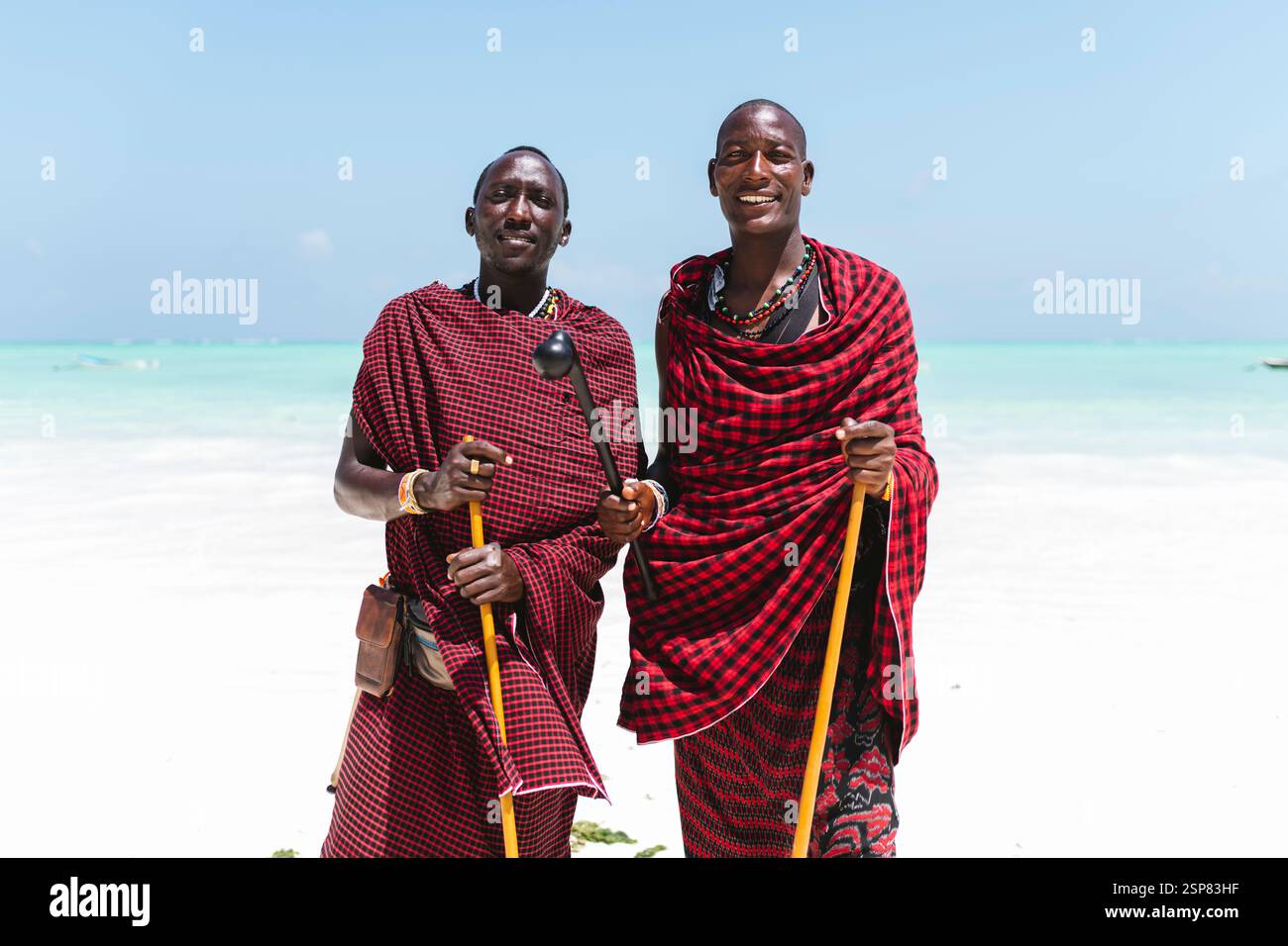 Deux masai masculins habillés traditionnels. Banque D'Images Deux masai masculins habillés traditionnels. Banque D'Images