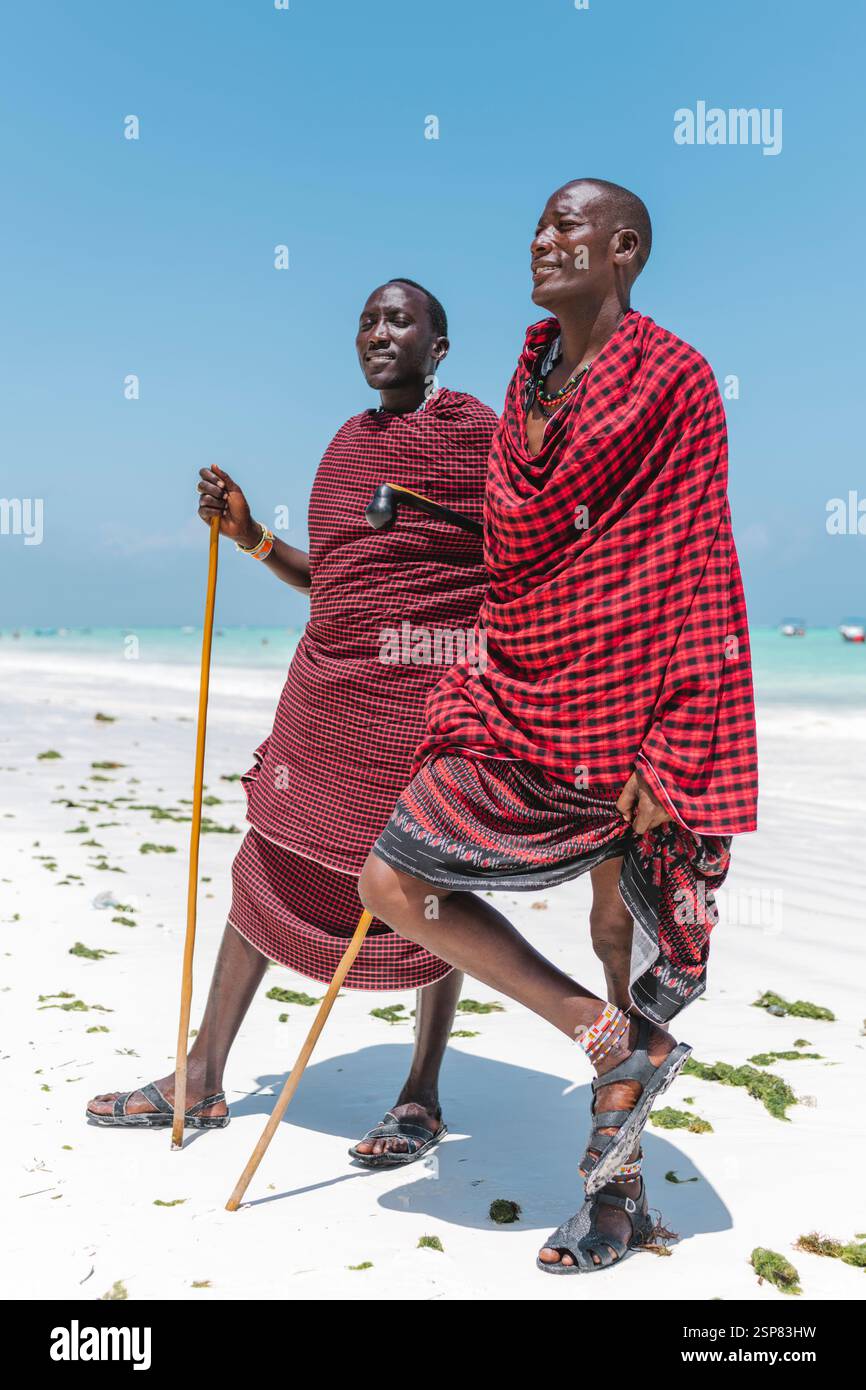 Deux masai mâles à la plage dans une journée ensoleillée. Banque D'Images Deux masai mâles à la plage dans une journée ensoleillée. Banque D'Images