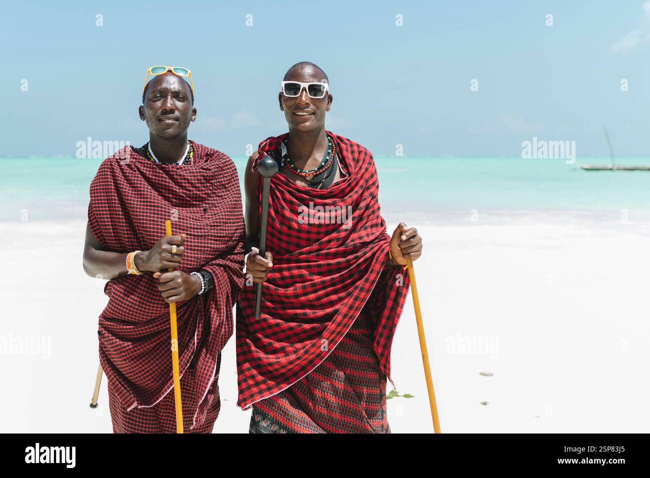 Deux masai mâles à la plage dans une journée ensoleillée. Banque D'Images Deux masai mâles à la plage dans une journée ensoleillée. Banque D'Images