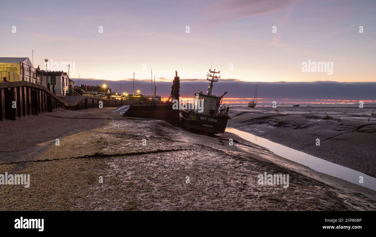 Lever de soleil à Old Leigh, Leigh-on-Sea, Essex, Angleterre, Royaume-Uni par un froid matin d'hiver Banque D'Images