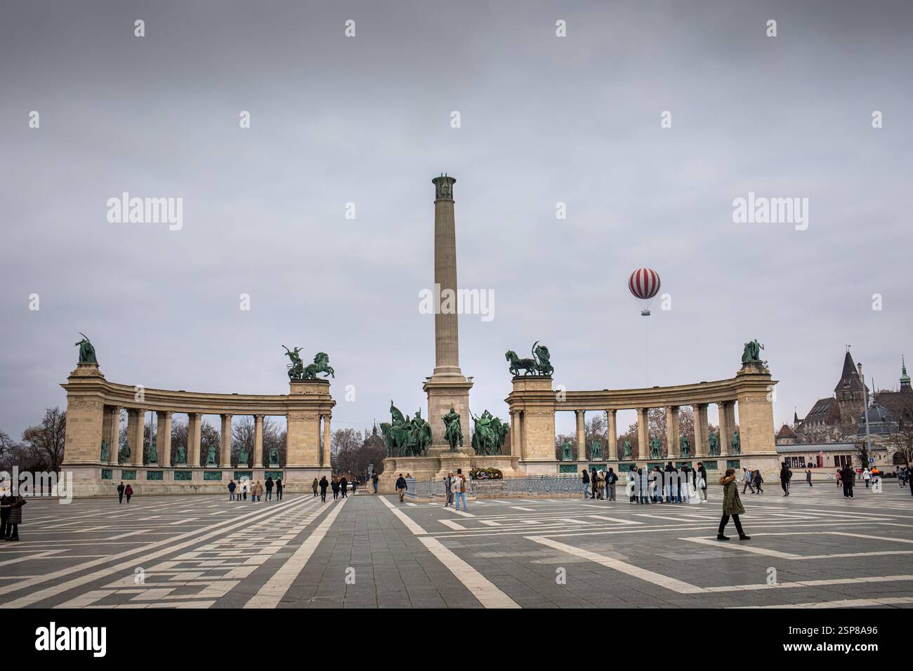 Budapest, Hongrie - février 2,2025 : place des héros (Hosok tere) Banque D'Images