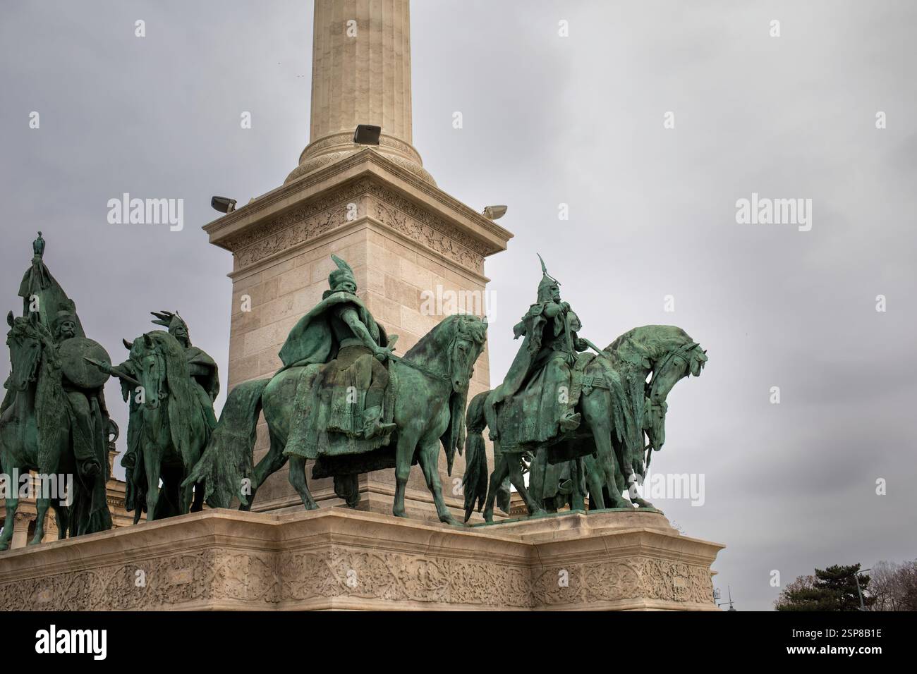 Budapest, Hongrie - février 2,2025 : statues sur la place des héros (Hosok tere) Banque D'Images