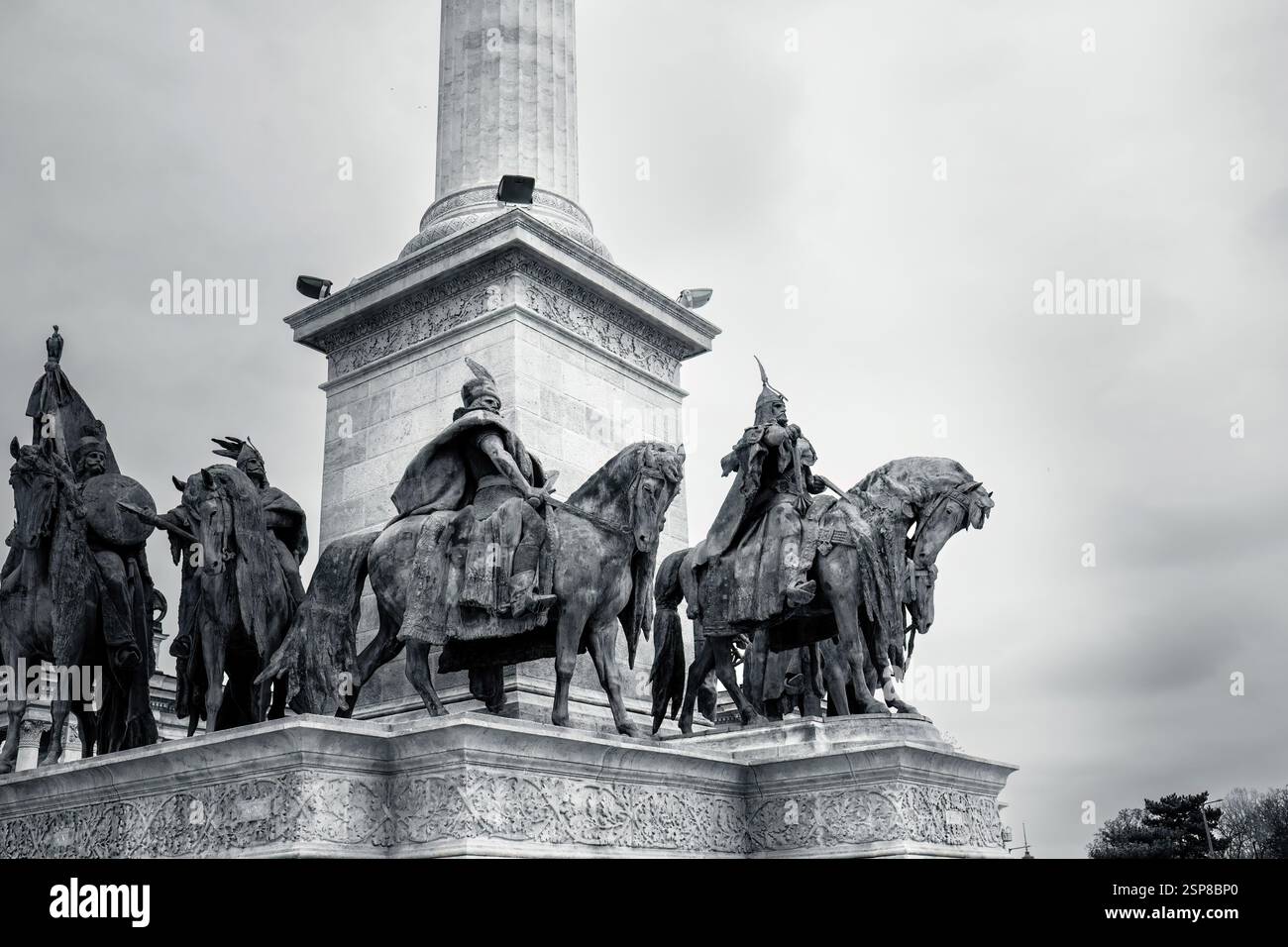 Budapest, Hongrie - février 2,2025 : statues sur la place des héros (Hosok tere) Banque D'Images