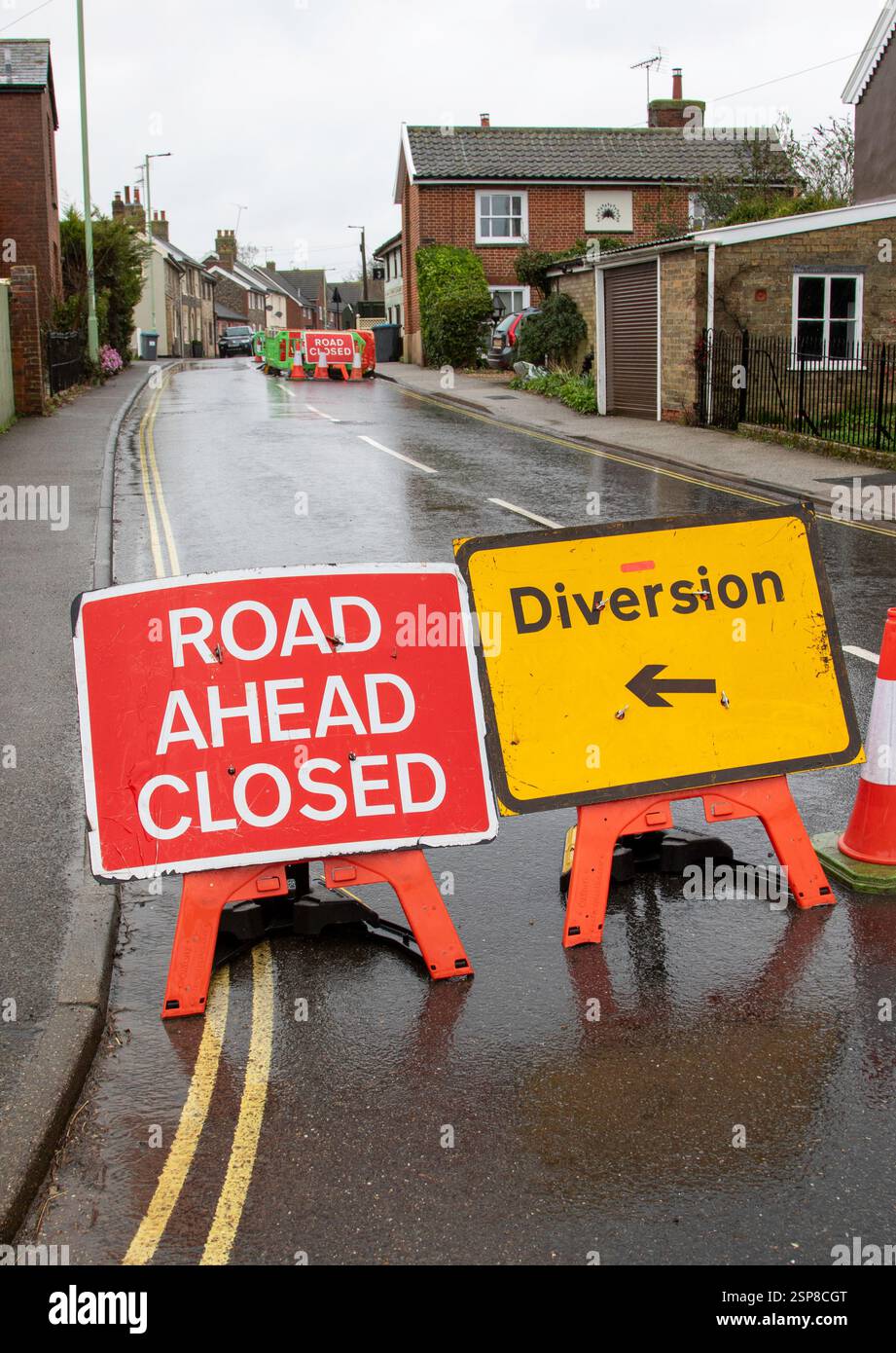 Par temps humide, les routes sont fermées dans la ville de Framlingham, dans le Suffolk, avec des panneaux d'avertissement indiquant l'itinéraire alternatif, ce qui perturbe les trajets. Banque D'Images