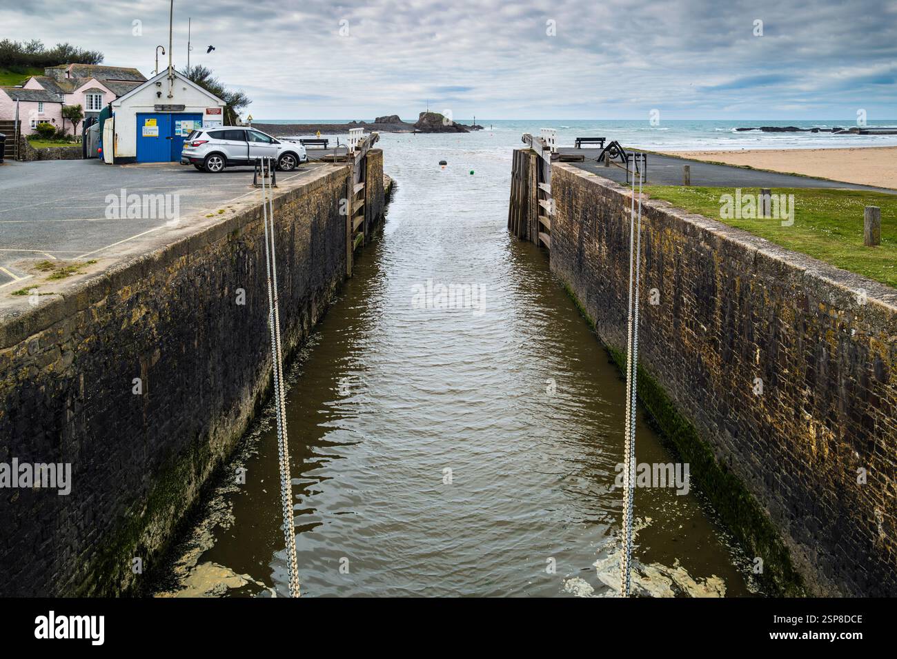 Les portes ouvertes de l'écluse de mer sur le canal historique de Bude à Bude en Cornouailles au Royaume-Uni. Banque D'Images