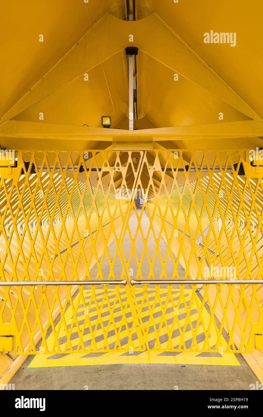 Anvers, Belgique. L'un des ponts passagers élégants menant au nouveau terminal de croisière sur l'Escaut près de Het Steen, par Ney & Partners, 2020 Banque D'Images