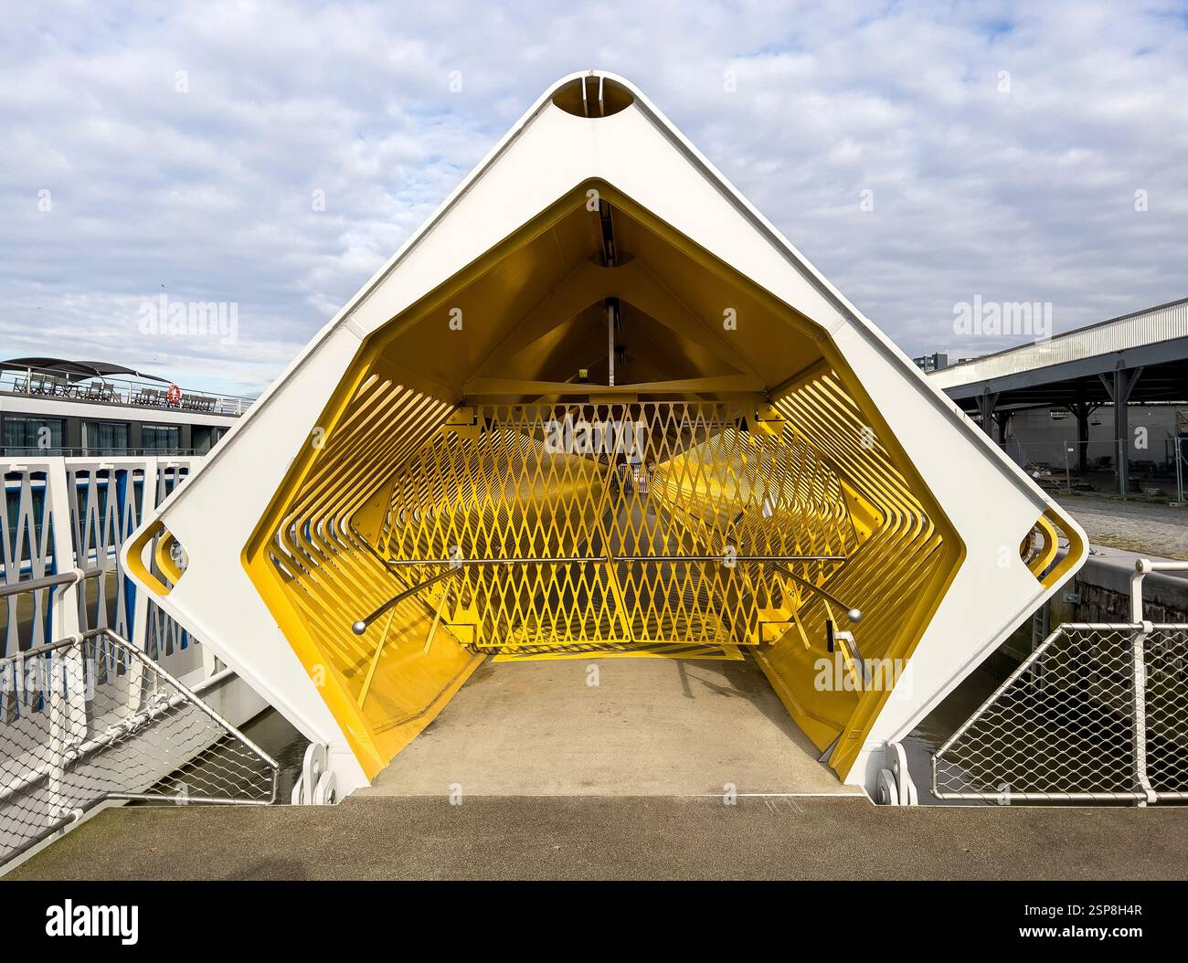 Anvers, Belgique. L'un des ponts passagers élégants menant au nouveau terminal de croisière sur l'Escaut près de Het Steen, par Ney & Partners, 2020 Banque D'Images