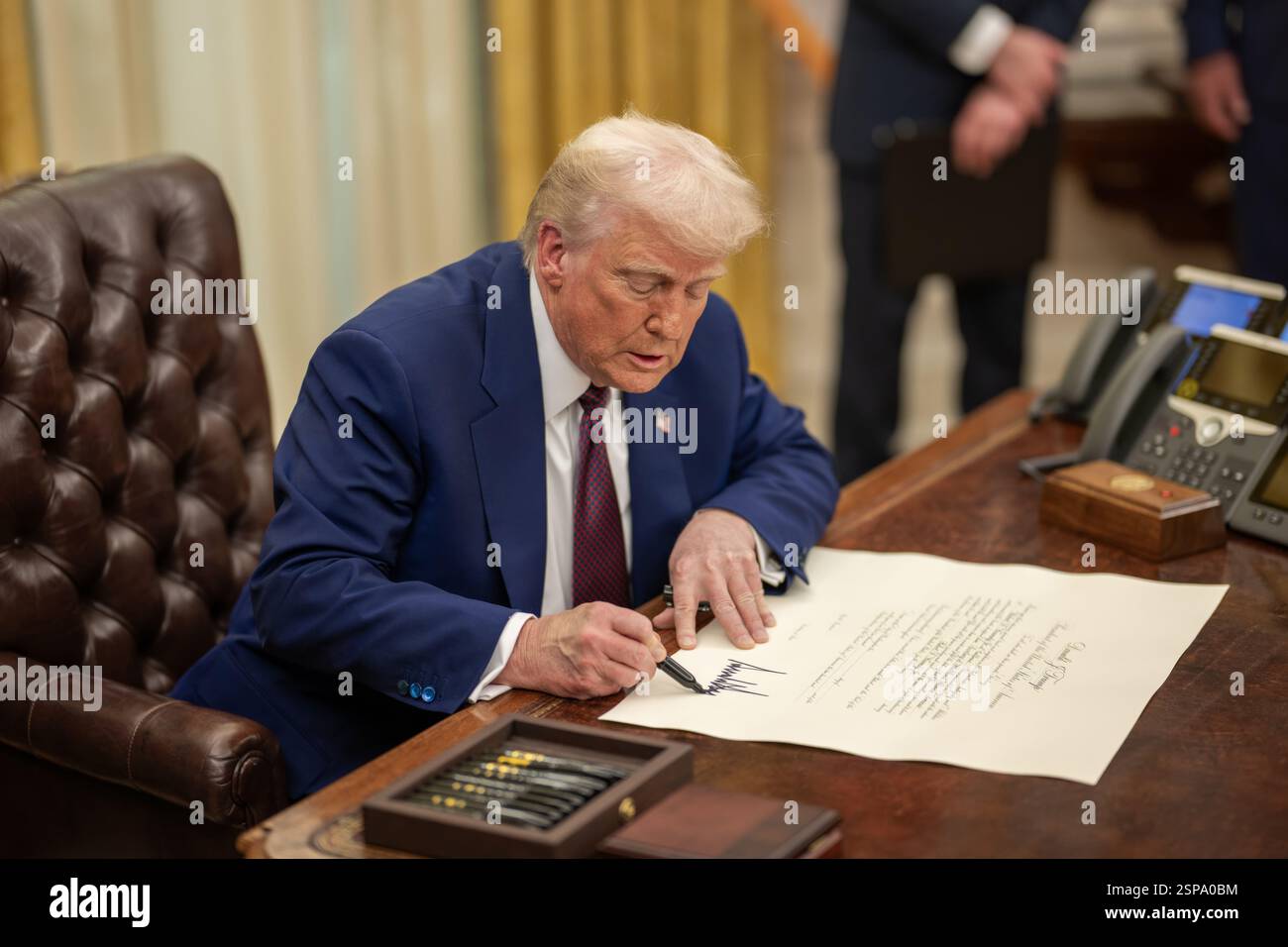 Washington, États-Unis. 13 février 2025. U. S Président Donald Trump, signe la proclamation nommant Robert F. Kennedy Jr., comme nouveau Secrétaire de la santé et des services sociaux lors de la cérémonie de prestation de serment au Bureau ovale de la Maison Blanche, le 13 février 2025 à Washington, DC crédit : document/photo de la Maison Blanche/Alamy Live News Banque D'Images