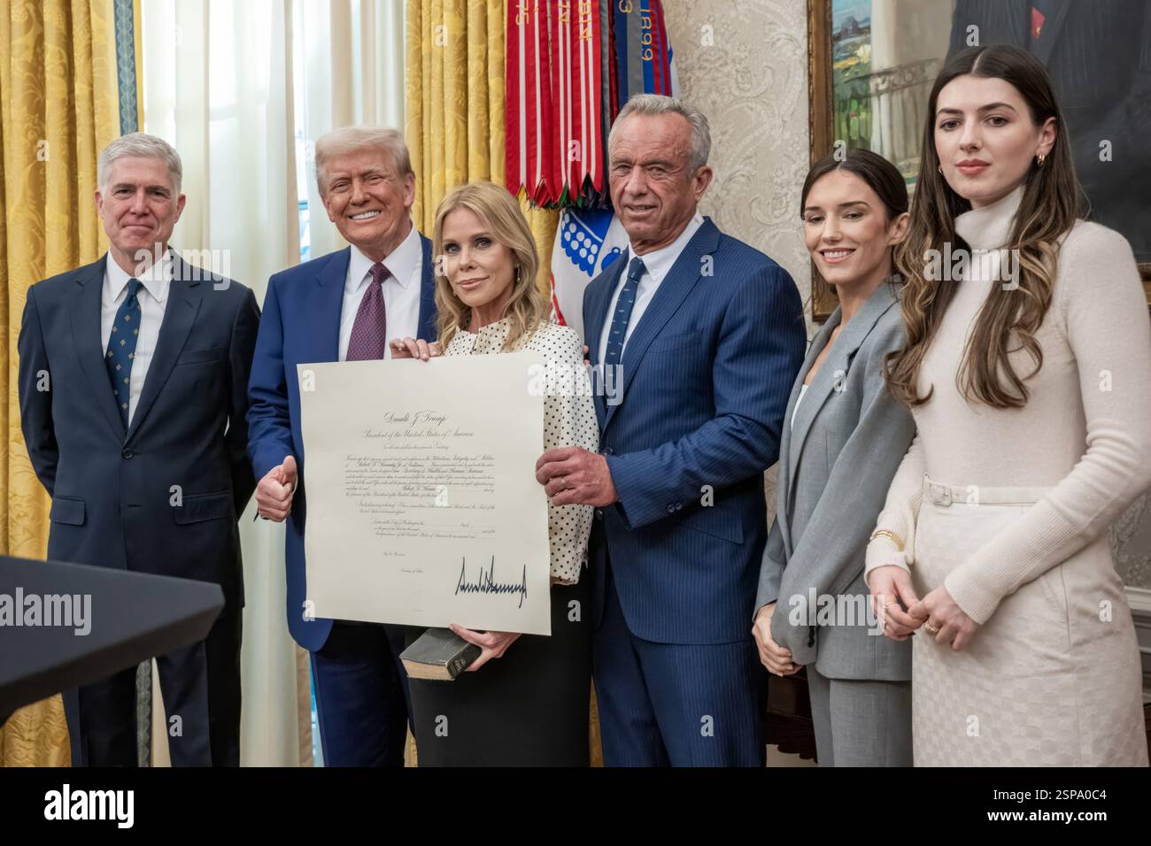 Washington, États-Unis. 13 février 2025. U. Le président Donald Trump, 2e à gauche, pose avec le nouveau secrétaire à la santé et aux services sociaux, Robert F. Kennedy Jr., dans le bureau ovale de la Maison Blanche, le 13 février 2025 à Washington, DC debout de gauche à droite : le juge de la Cour suprême Neil Gorsuch, Trump, Cheryl Hines, Robert F. Kennedy Jr. et leurs filles Kyra Kennedy et Kathleen Kennedy. Crédit : document/photo de la Maison Blanche/Alamy Live News Banque D'Images