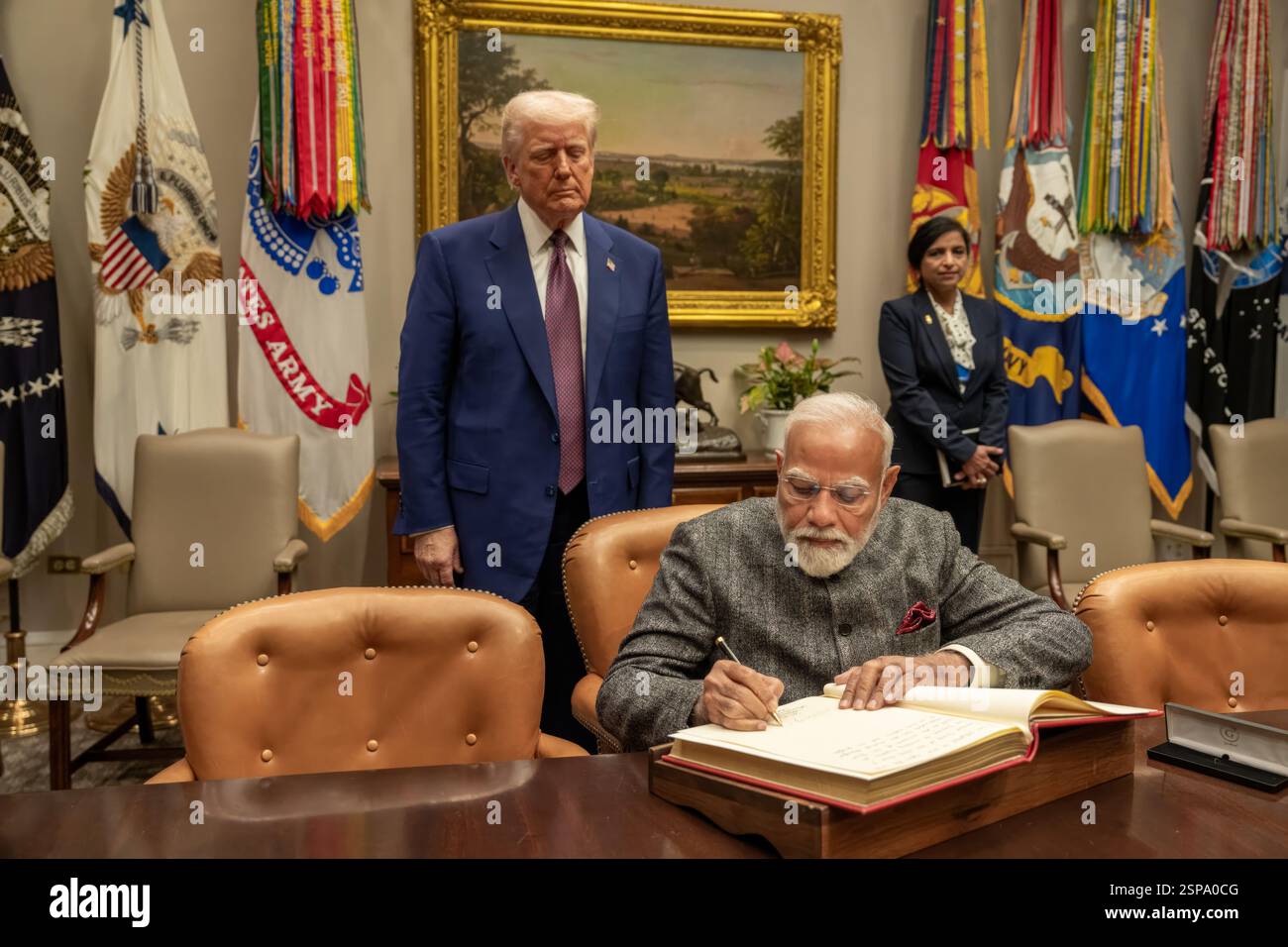 Washington, États-Unis. 13 février 2025. U. Le président Donald Trump, à gauche, regarde comme le premier ministre indien Narendra Modi, à droite, signe le livre d'or à son arrivée à la salle du Cabinet de la Maison Blanche, le 13 février 2025 à Washington, DC crédit : documentation/photo Maison Blanche/Alamy Live News Banque D'Images