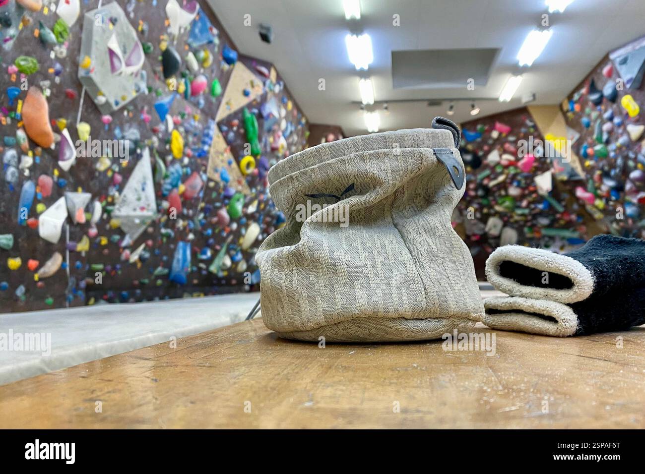 Équipement d'escalade prêt à être utilisé en gymnase. Banque D'Images