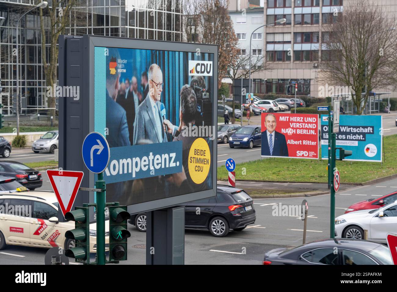 Panneau d'affichage numérique avec publicité électorale CDU, derrière elle analogique, affiches électorales imprimées à grande échelle, sur Alfred Straße à Essen, Rhénanie-du-Nord-Ouest Banque D'Images