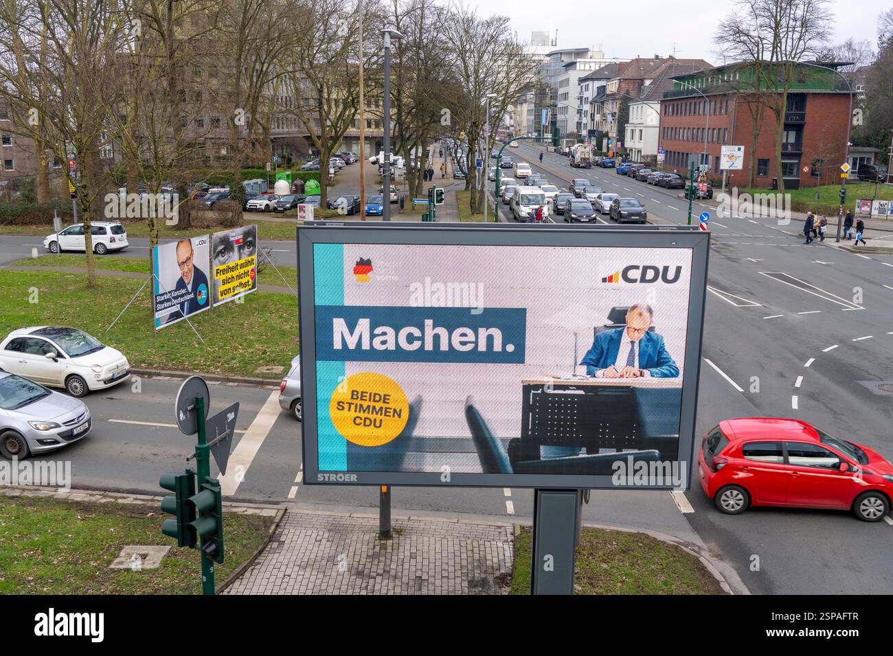 Panneau d'affichage numérique avec publicité électorale CDU, derrière elle analogique, affiches électorales imprimées à grande échelle, sur Alfred Straße à Essen, Rhénanie-du-Nord-Ouest Banque D'Images