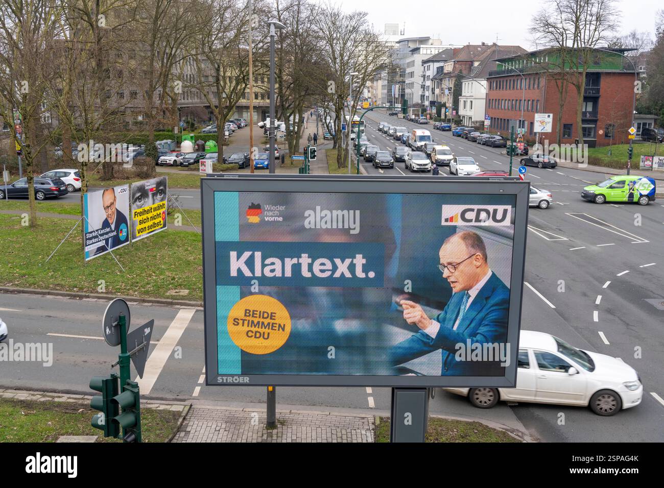 Panneau d'affichage numérique avec publicité électorale CDU, derrière elle analogique, affiches électorales imprimées à grande échelle, sur Alfred Straße à Essen, Rhénanie-du-Nord-Ouest Banque D'Images