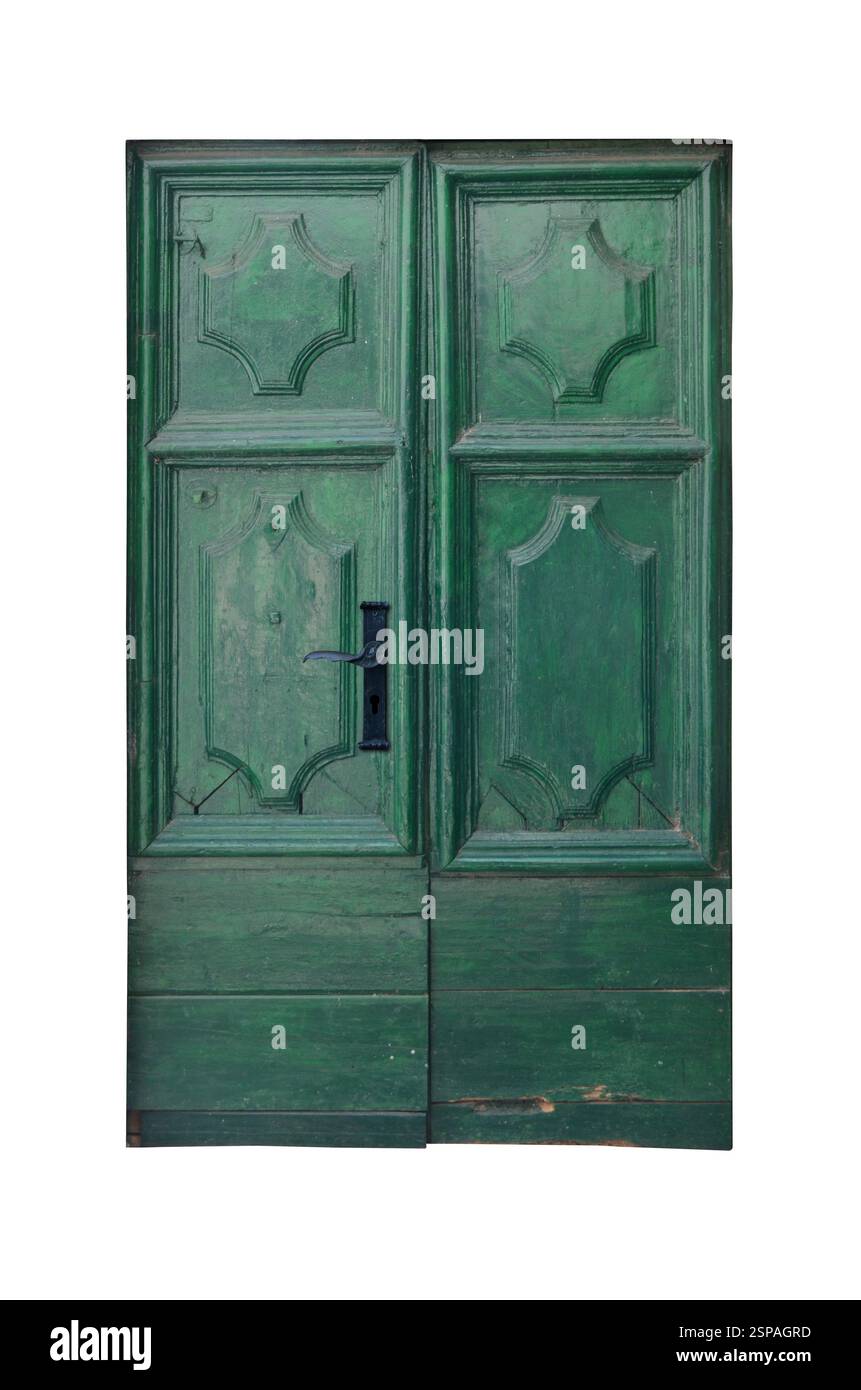 Vieilli porte en bois vert isolé avec poignée noire et serrure, orné de motifs géométriques sculptés, une fois partie des bâtiments historiques en pierre dans le moyen âge Banque D'Images