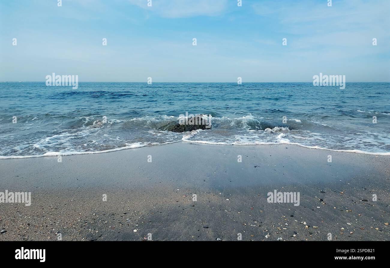 Plage de mer au Bangladesh. Cox's Bazar magnifique paysage. Vagues océaniques au bord de la mer. Banque D'Images