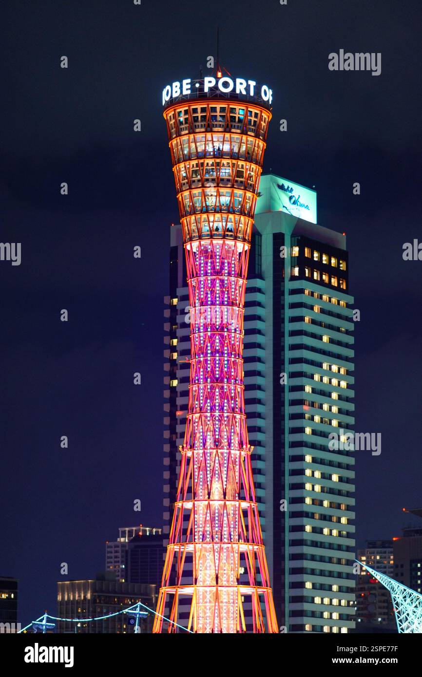 Vue nocturne de la tour du port de Kobe et du parc Meriken, front de mer de la ville de Kobe dans la préfecture de Hyogo au Japon le 11 novembre 2017 Banque D'Images