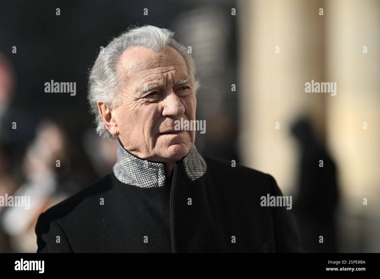 Paris, France. 14 février 2025. L'animateur de télévision français William Leymergie arrive au Conseil d'Etat, qui examine le bien-fondé des pétitions déposées par les chaînes de télévision C8 et NRJ12 contre les décisions d'Arcom, qui les obligeront à disparaître du paysage de la TNT dans deux semaines, à Paris, le 14 février 2025. Photo par Eliot Blondet/ABACAPRESS. COM Credit : Abaca Press/Alamy Live News Banque D'Images