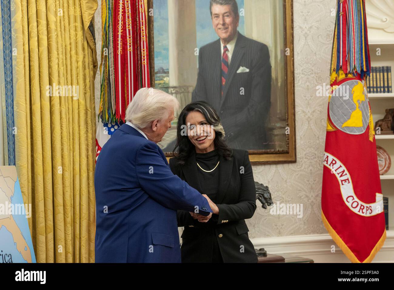 Washington, États-Unis. 12 février 2025. U. S le président Donald Trump, à gauche, félicite la directrice du renseignement national Tulsi Gabbard, après avoir prêté serment au Bureau ovale de la Maison Blanche, le 12 février 2025 à Washington D.C. crédit : documentation/photo de la Maison Blanche/Alamy Live News Banque D'Images